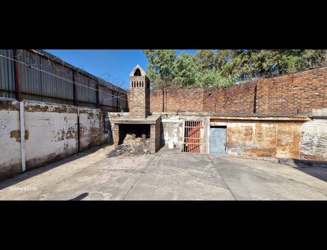 1,500M² WAREHOUSE FOR SALE IN NEW CENTRE